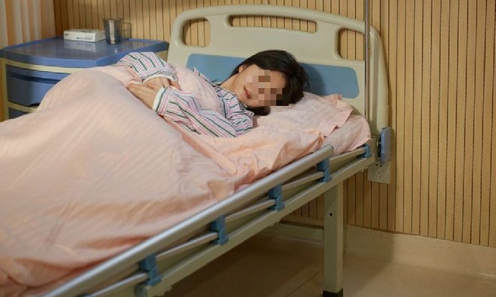 Uống cà phê buổi sáng liên tục, cô gái