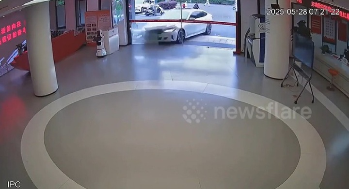 Clip: Nữ tài xế đạp nhầm chân ga khiến ô tô