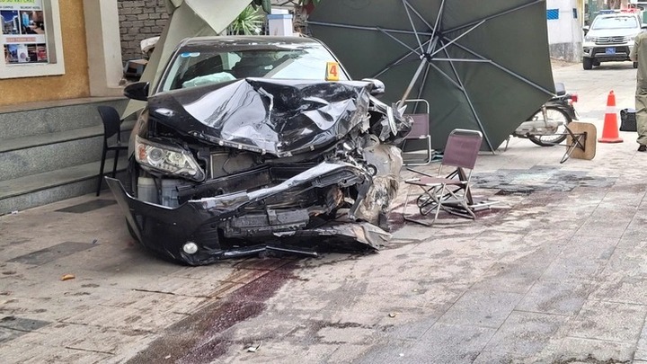 Hiện trường vụ ô tô gây tai nạn liên hoàn, leo vỉa hè đâm vào cây xanh ở Quảng Ngãi