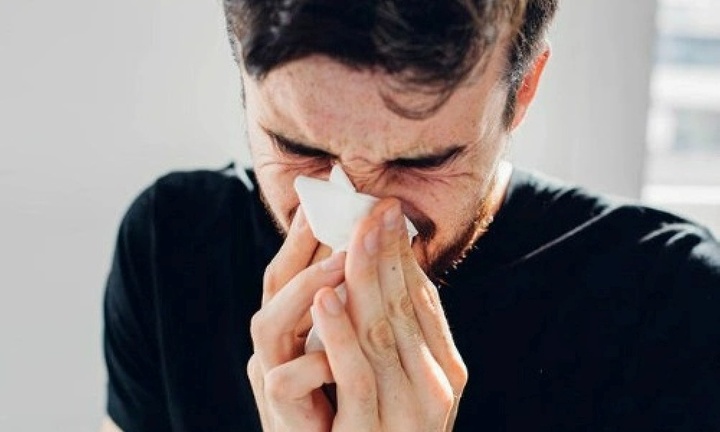 Hy hữu: Người đàn ông bị rách khí quản chỉ vì... nhịn hắt hơi