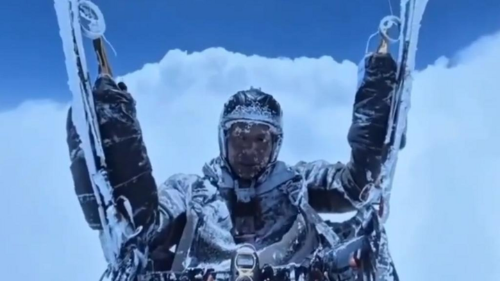 Người đàn ông chơi dù lượn suýt chết cóng vì bị cuốn lên độ cao 8.500m, mắc kẹt trong đám mây