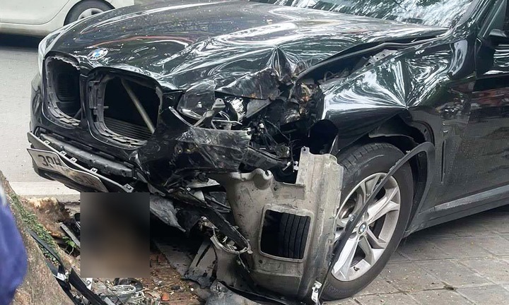 Hiện trường vụ 2 bố con đi xe máy va chạm ô tô BMW, cô gái 18 tuổi bị đứt rời chân phải ở Hà Nội