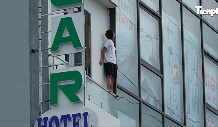 Clip: Hú vía cảnh thanh niên liều lĩnh đứng chênh vênh ở lan can tầng 4 khách sạn