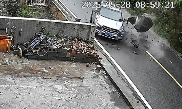 Clip: Xe con lao xuống vách núi sau khi bị đá đập trúng trên đường đèo
