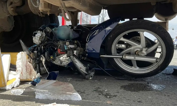 Đau lòng: Mẹ đi giao bánh bị xe bồn cán tử vong, bỏ lại 2 con song sinh bơ vơ