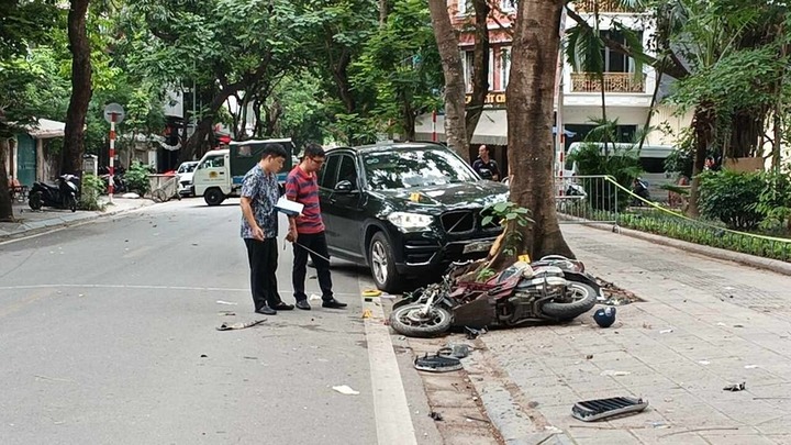 Vụ 2 bố con đi xe máy va chạm ô tô BMW, cô gái 18 tuổi bị đứt rời chân phải ở Hà Nội: Lời kể của nhân chứng
