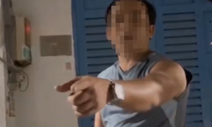 Xác minh clip người đàn ông say xỉn chặn đầu ô tô, thách thức tài xế đánh nhau