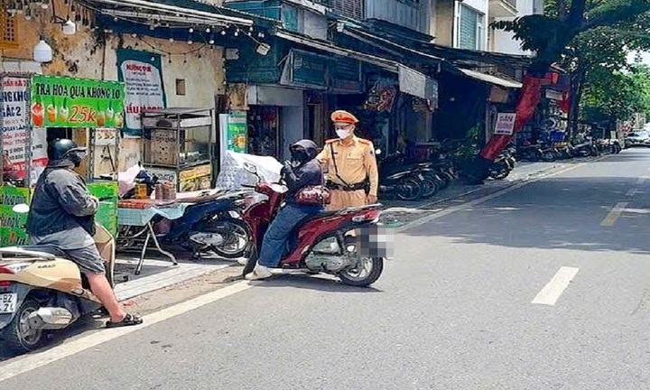 CSGT Hà Nội xử lý hàng loạt xe máy đi ngược chiều ngày cuối tuần
