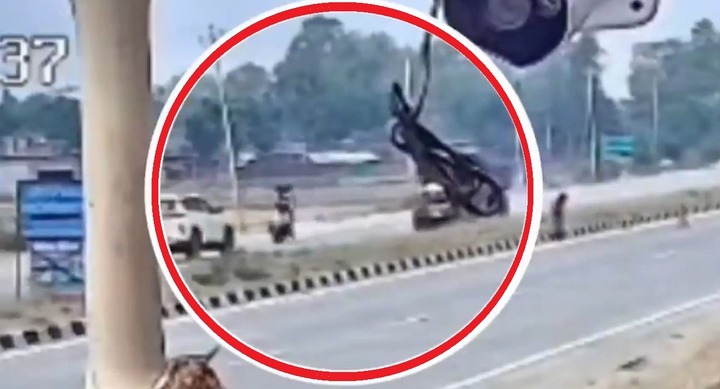 Clip: Vượt xe đầu kéo, xe máy chở 4 người lao vào ô tô đối diện, cả 4 tử vong thương tâm