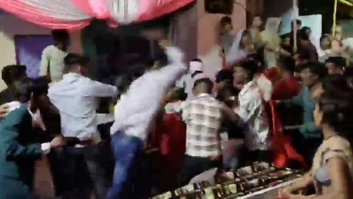 Clip: Khách cầm ghế tấn công, cô dâu chú rể thoát chết trong gang tấc