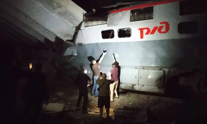 Hiện trường vụ sập cầu vượt đè trúng tàu hỏa ở biên giới Nga - Ukraine, gần 40 người thương vong