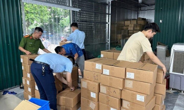 Phát hiện hơn 5.000 lọ mỹ phẩm nhập lậu tại một cơ sở ở Hà Nội