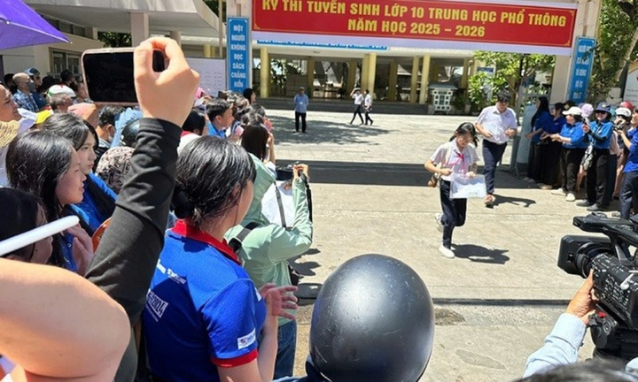 Kỳ thi vào lớp 10 THPT ở Đà Nẵng: Phụ huynh đứng chờ dọc vỉa hè, ánh mắt dõi theo con vào trường thi