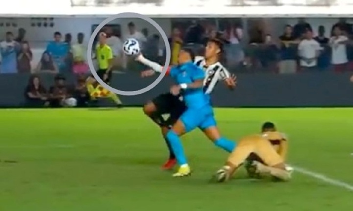 Neymar bị truất quyền thi đấu vì dùng tay ghi bàn, CĐV phẫn nộ