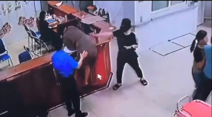 Vụ clip người đàn ông chồm qua quầy làm thủ tục, hành hung nhân viên y tế: Sở Y tế Nghệ An nói gì?