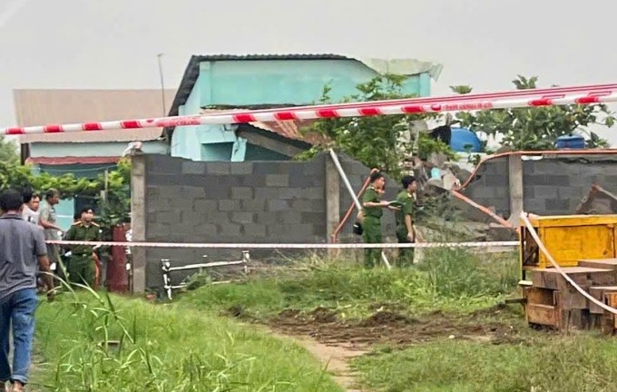 Ra ngoài lấy quần áo lúc mưa lớn, 2 bà cháu bị tường rào cao 8m sập đè tử vong