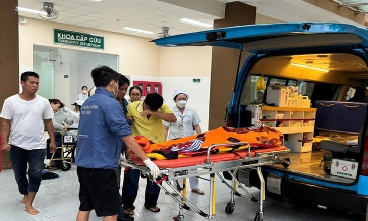 Leo từ tầng cao xuống để trú mưa, nam công nhân tử vong thương tâm