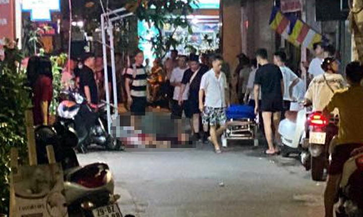 Vụ nam thanh niên lao từ tầng 4 xuống đất ở Hà Nội lúc nửa đêm: Nhân chứng tiết lộ gì?