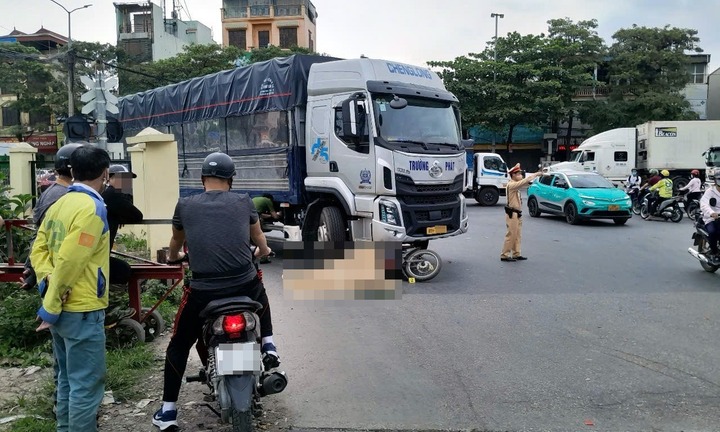 Vụ nữ sinh viên năm cuối đại học tử vong dưới bánh xe tải ở Hà Nội: Hiện trường thương tâm