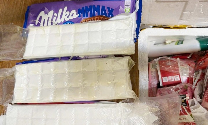 Bắt đối tượng ngụy trang gần 3,1kg ma túy trong các túi kẹo chocolate ngoại