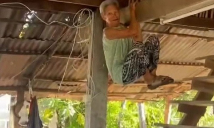 Clip: Cụ bà đu mình lên xà nhà tránh rắn, khiến dân mạng trầm trồ