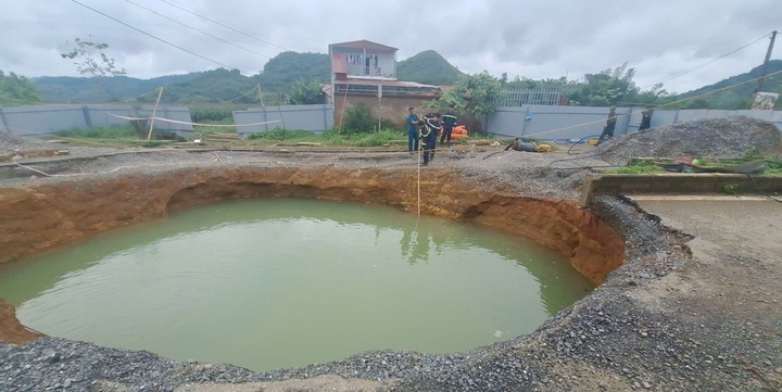 Vụ rơi xuống hố