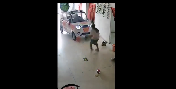 Clip: Kinh hoàng khoảnh khắc bé gái lao như