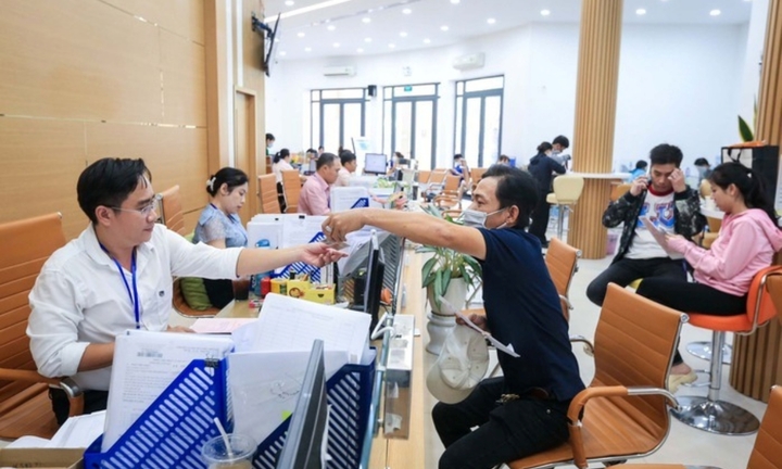 Cán bộ cấp tỉnh, huyện về xã được giữ lương, phụ cấp hiện hưởng trong 6 tháng