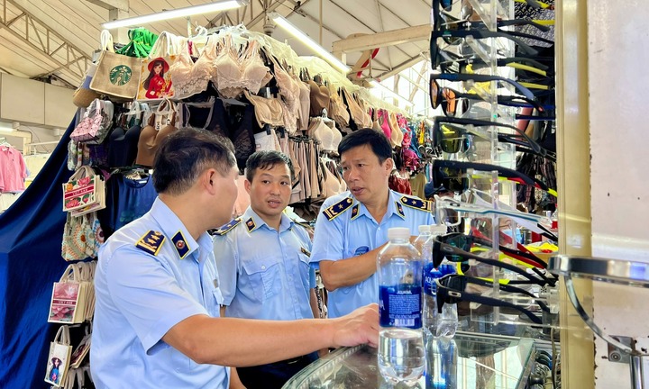 Hàng giả lộng hành tại Saigon Square: Phạt mãi không xong