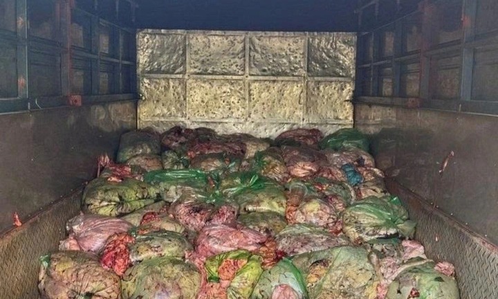 Kinh hãi phát hiện xe tải chở 1,3 tấn nội tạng lợn bốc mùi hôi thối, lời khai của
