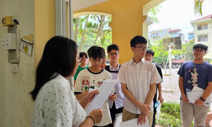 Kỳ thi vào lớp 10 THPT 2025 ở Hà Nội: Sĩ tử đến sớm cả tiếng, phụ huynh đứng ngồi không yên chờ đến