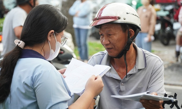 Xúc động những khoảnh khắc tại Kỳ thi vào lớp 10 ở TP.HCM: Con đi thi, lòng cha mẹ cũng