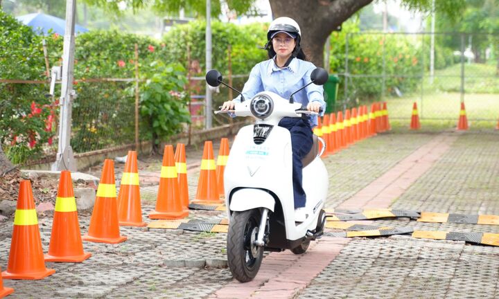 Giá xe máy VinFast tốt chưa từng có, người trẻ và dân văn phòng đua nhau xuống tiền