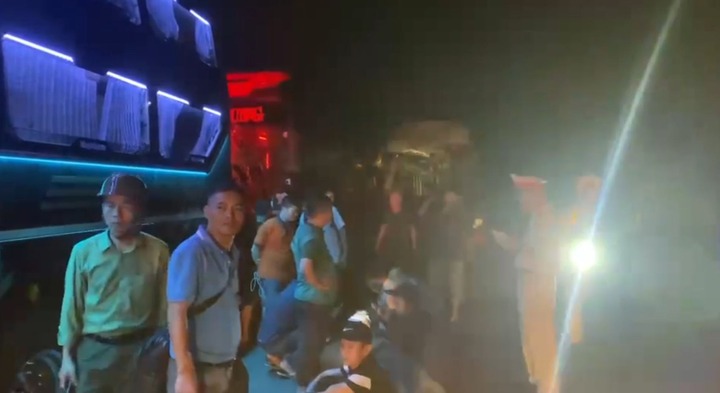 Clip: 3 xe khách chở hơn 100 người tông nhau liên hoàn, nhiều mảnh kính rơi vãi, cabin và đuôi xe bẹp dúm