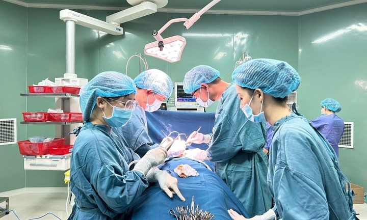  Búi tóc dài hơn 2 mét được lấy ra từ dạ dày bé gái 14 tuổi