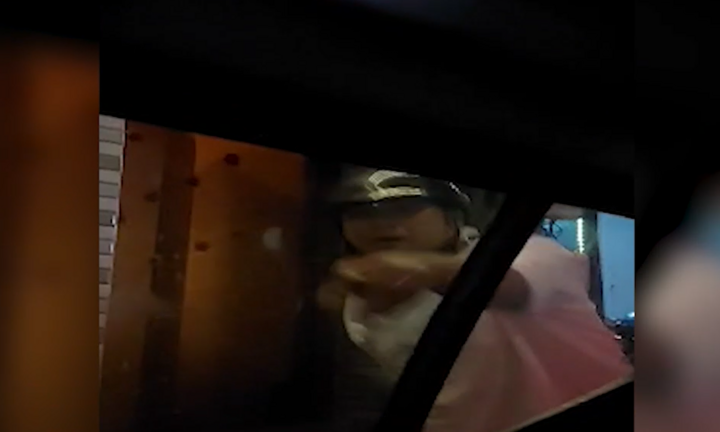 Xác minh vụ người đàn ông đi xe máy chặn đầu xe taxi, đập phá ở TP.HCM
