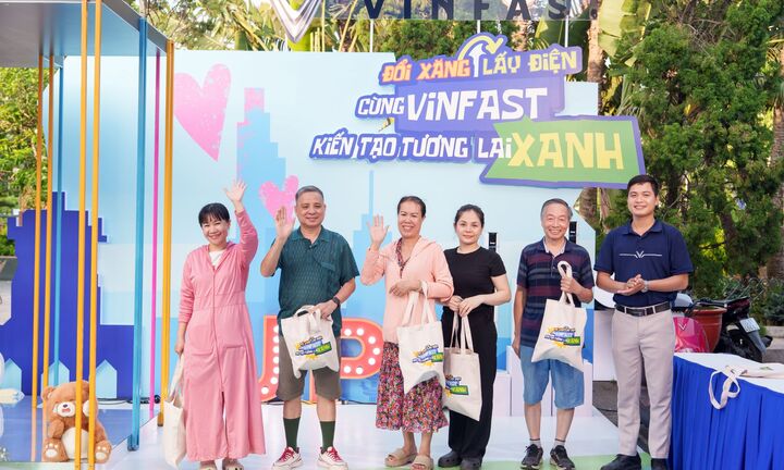 Người dân Hải Phòng, Đà Nẵng hào hứng “đổi xe xăng, lấy xe máy điện”