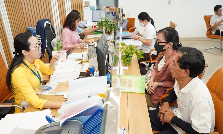 Cán bộ cấp huyện chuyển về xã, lương và chế độ thay đổi như thế nào?