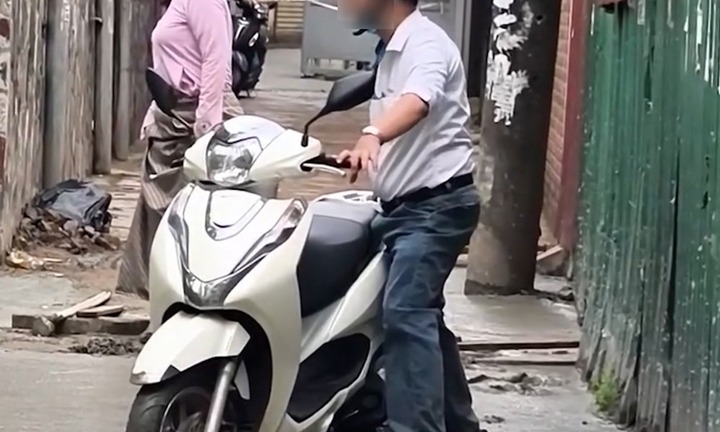 Xôn xao clip người đàn ông đi xe máy 