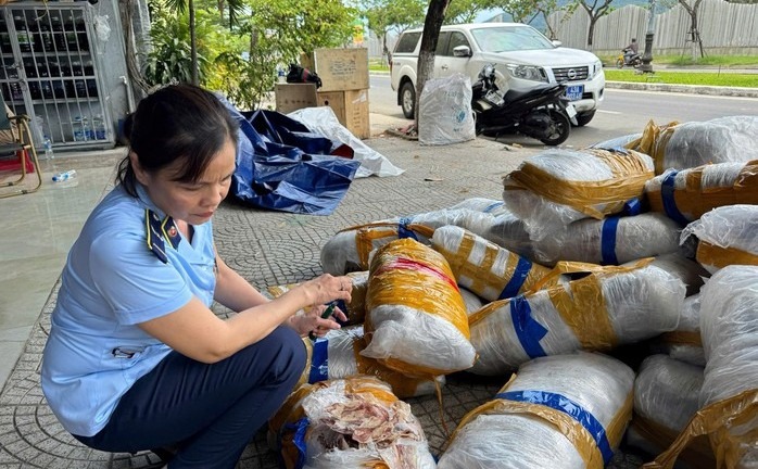 Đà Nẵng: Phát hiện 700kg mực khô vô chủ mốc xanh, bốc mùi trên vỉa hè