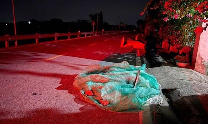 Tai nạn hy hữu ở Nam Định: Tông vào đống thóc trên đường, người phụ nữ đi xe máy tử vong thương tâm