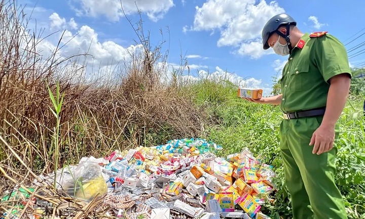 Vụ thuốc, thực phẩm chức năng đổ bỏ ở TP.HCM: Trích xuất camera lần ra chủ nhân