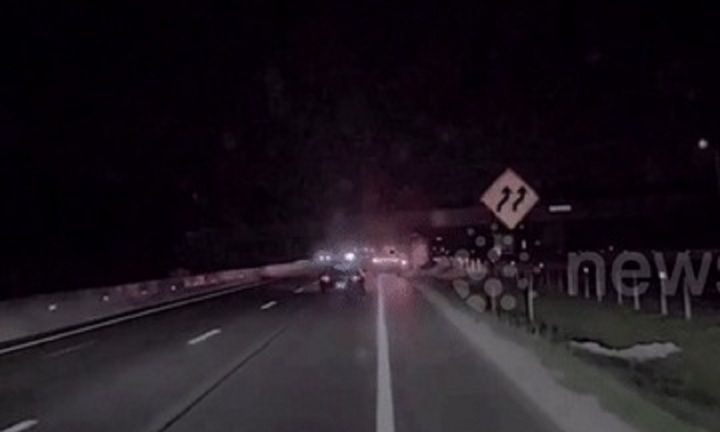 Clip: Camera hành trình ghi lại khoảnh khắc kinh hoàng, ô tô lao thẳng vào xe cảnh sát