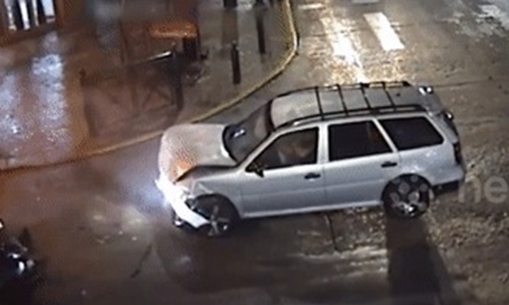 Clip: 2 ô tô đối đầu dữ dội lúc nửa đêm, cảnh sát lập tức có mặt kiểm tra nồng độ cồn