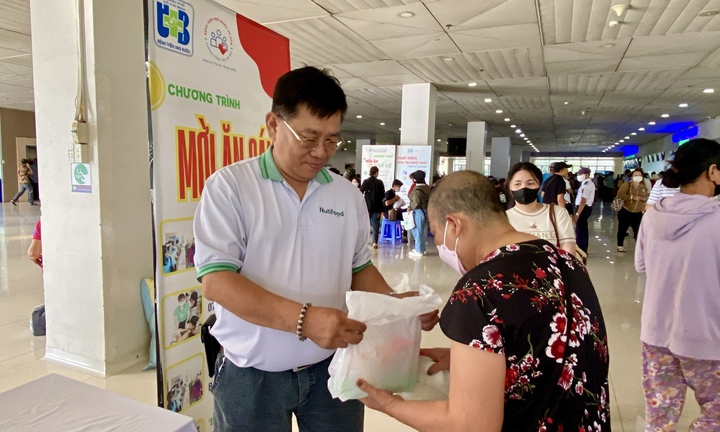 Nutifood tiếp sức dinh dưỡng cho bệnh nhân khó khăn