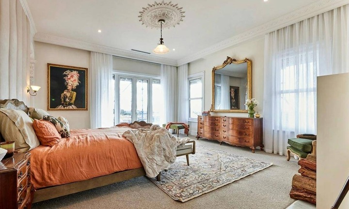 Tại sao không nên để gương đối diện giường ngủ?