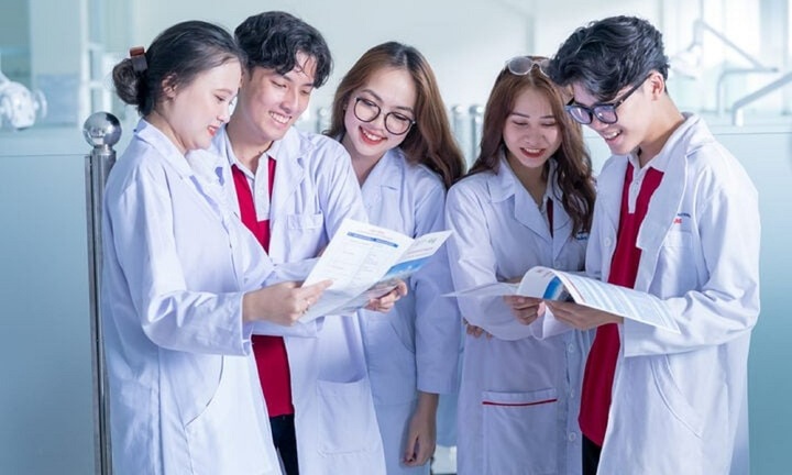 Tuyển sinh 2025: Các trường Y Dược top đầu đồng loạt bổ sung tổ hợp xét tuyển có tiếng Anh