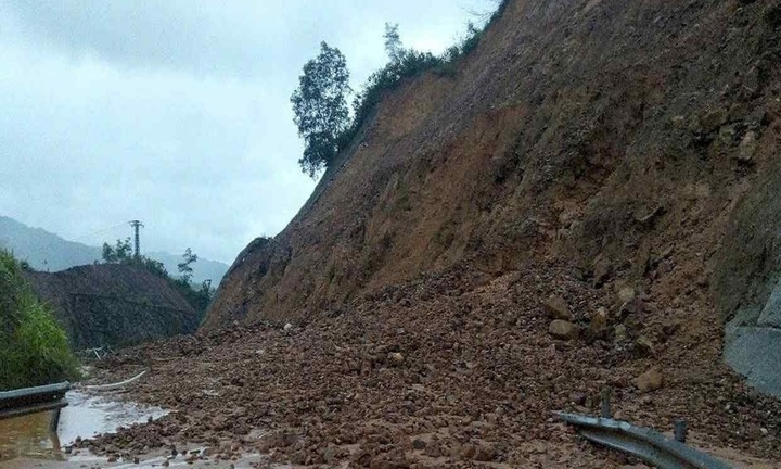 Ảnh hướng của hoàn lưu bão số 1: Sạt lở đường ở Huế, chia cắt ở Quảng Trị