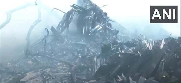 Clip: Hiện trường thương tâm vụ máy bay chở hơn 240 người rơi ở Ấn Độ, cột khói đen bốc lên dữ dội