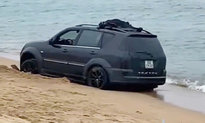 Chạy xe trên bãi biển Tuy Hòa để 